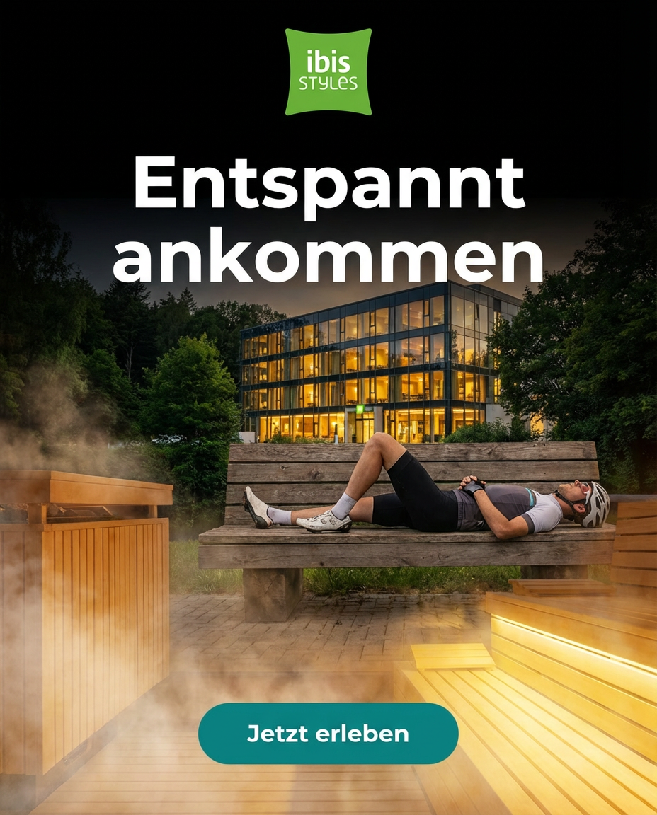 Ein entspannt liegender Radfahrer auf einer Holzbank, umgeben von dampfender Wärme aus einer offenen Sauna‑Lounge. Das Licht ist gedämpft, warmes Gelb, mit sanften Schatten, die Ruhe ausstrahlen. Der Hintergrund zeigt das moderne Hotelarchitektur‑Glas, das in die Natur übergeht.